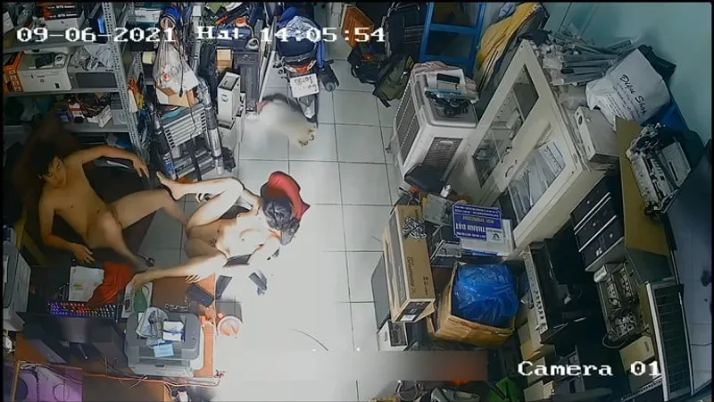 Vợ anh xã nện nhau trong của hàng máy tính
