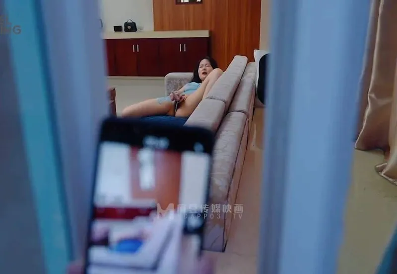 đột nhập làm tình em nhà đối diện đang thủ dâm